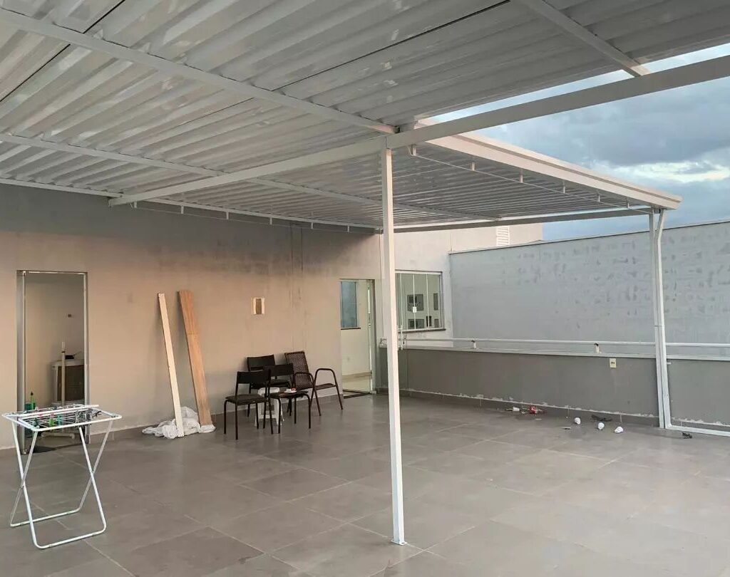 Telha Sanduiche com instalação em Jarinu - Transforme seu espaço com toldos e coberturas de alta qualidade. Atendimento rápido e instalação profissional!