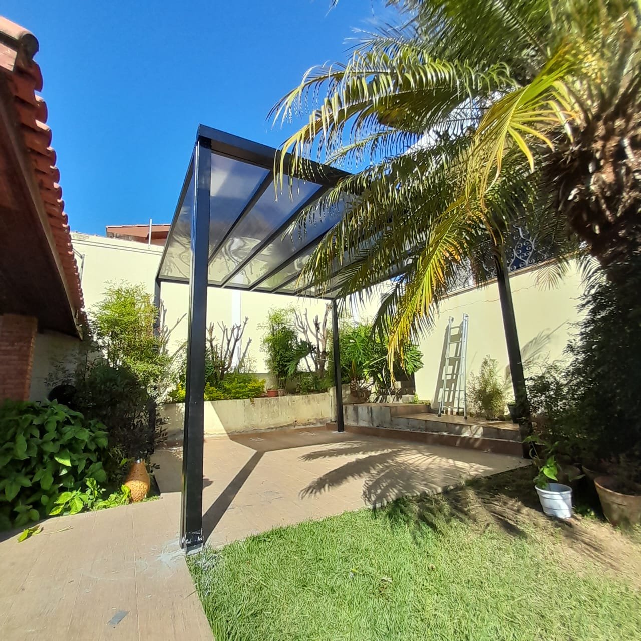 Pergolado Metálico em Parque Terras de Santa Maria - Transforme seu espaço com toldos e coberturas de alta qualidade. Atendimento rápido e instalação profissional!